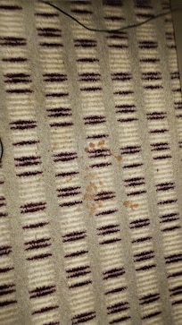 Flecken in der Nähe des Bettes