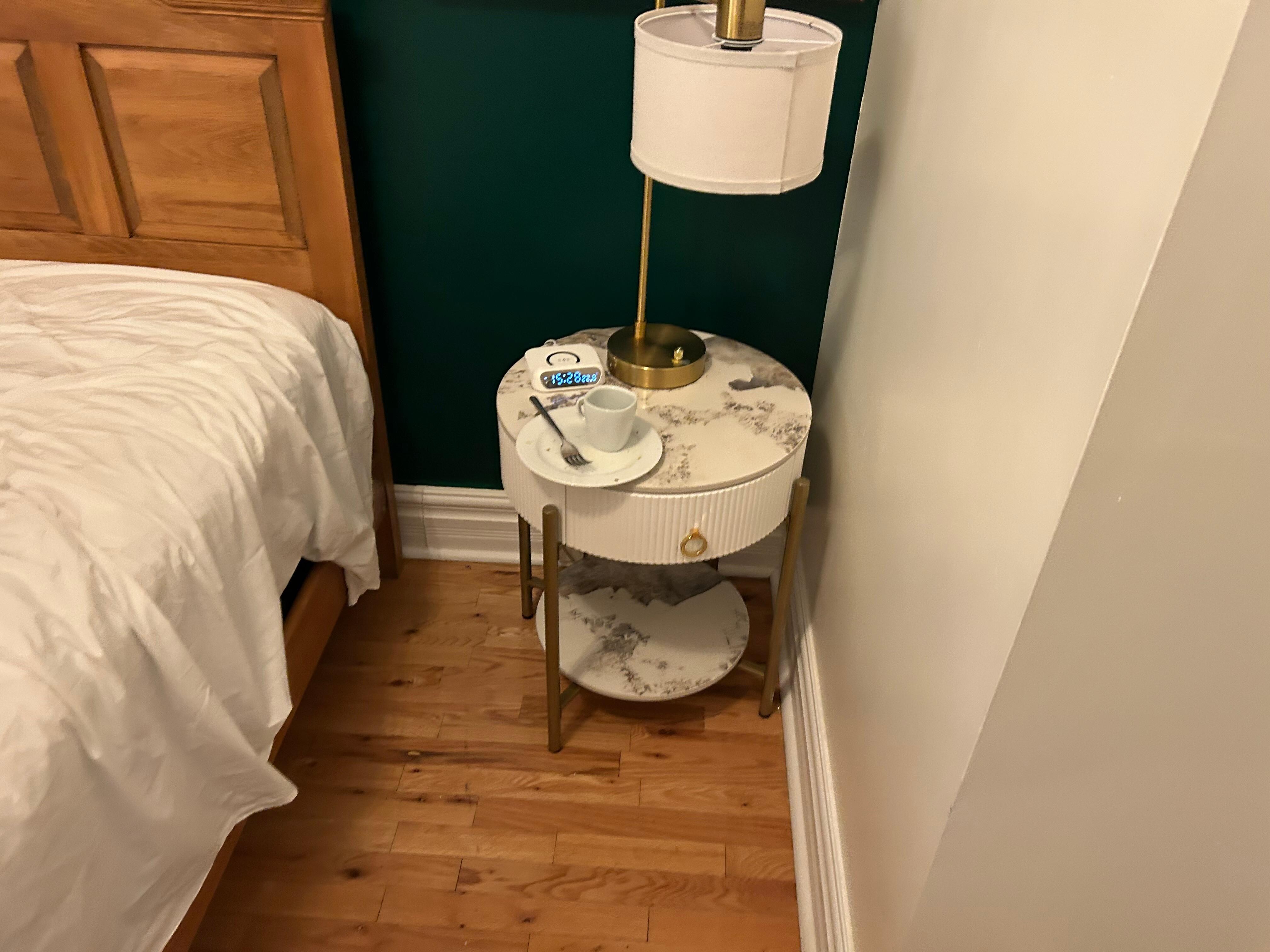 Used dishes in the room