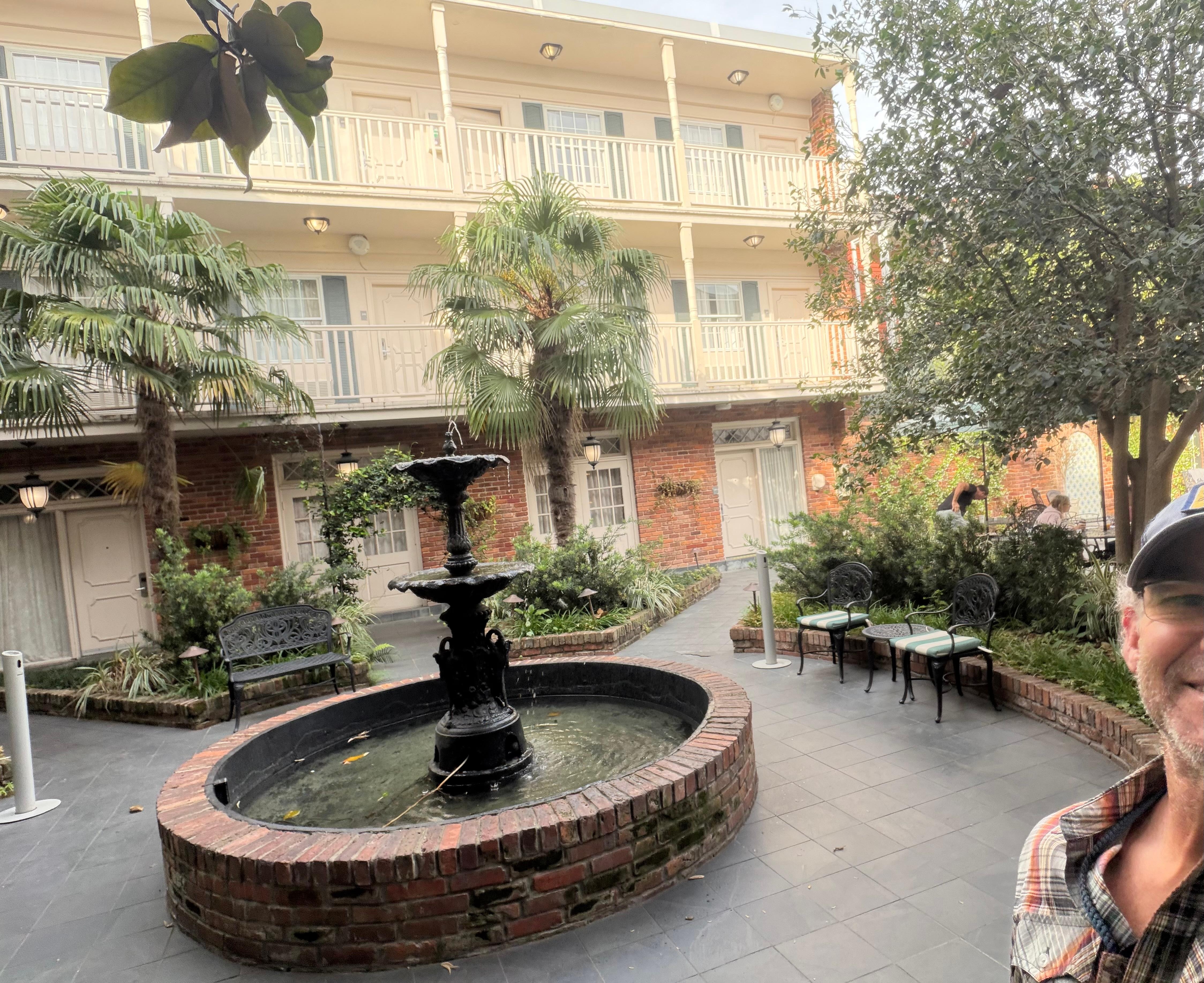 Great internal patio with water fountain and pool!