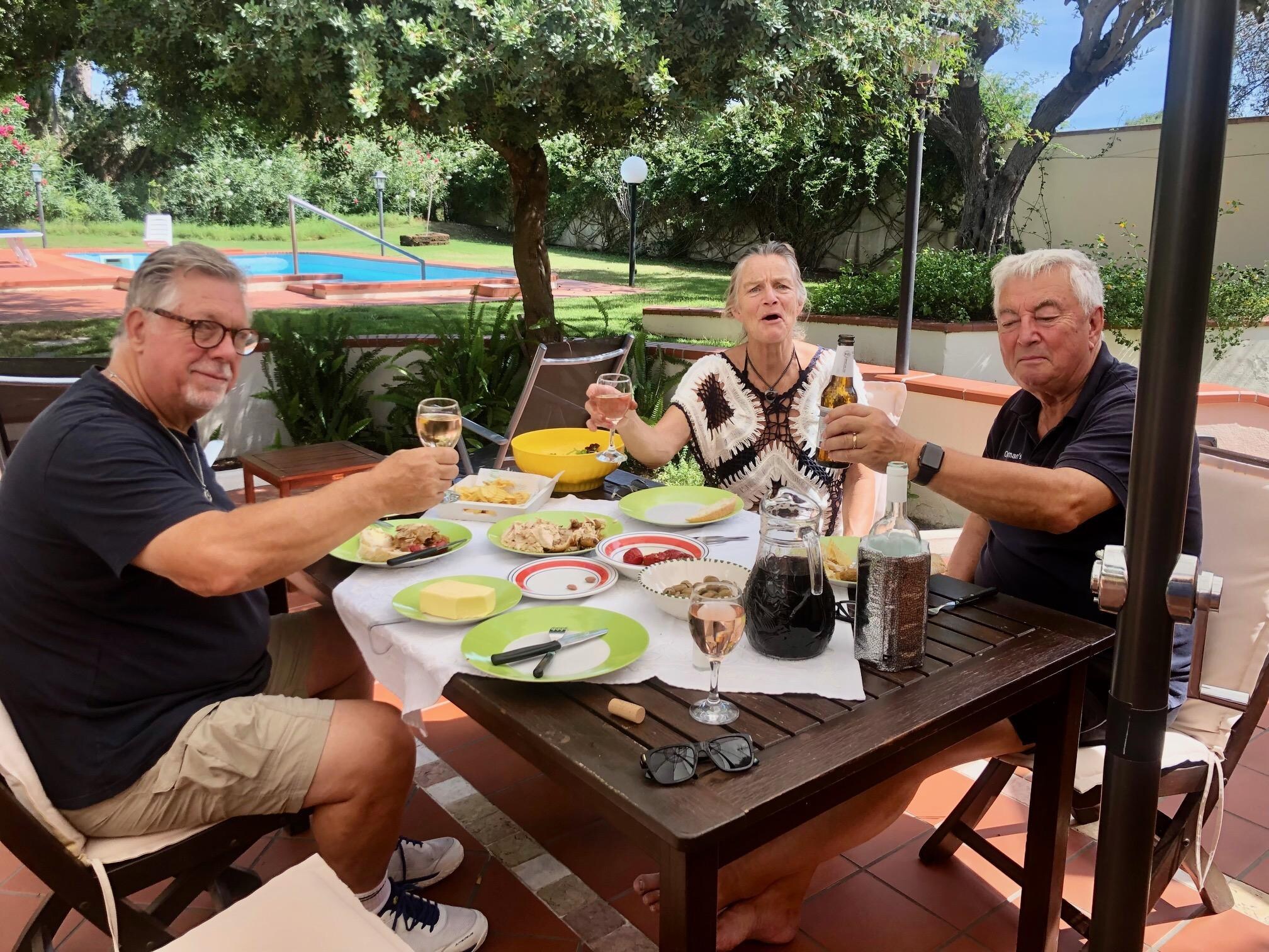 Lots of alfresco dining places