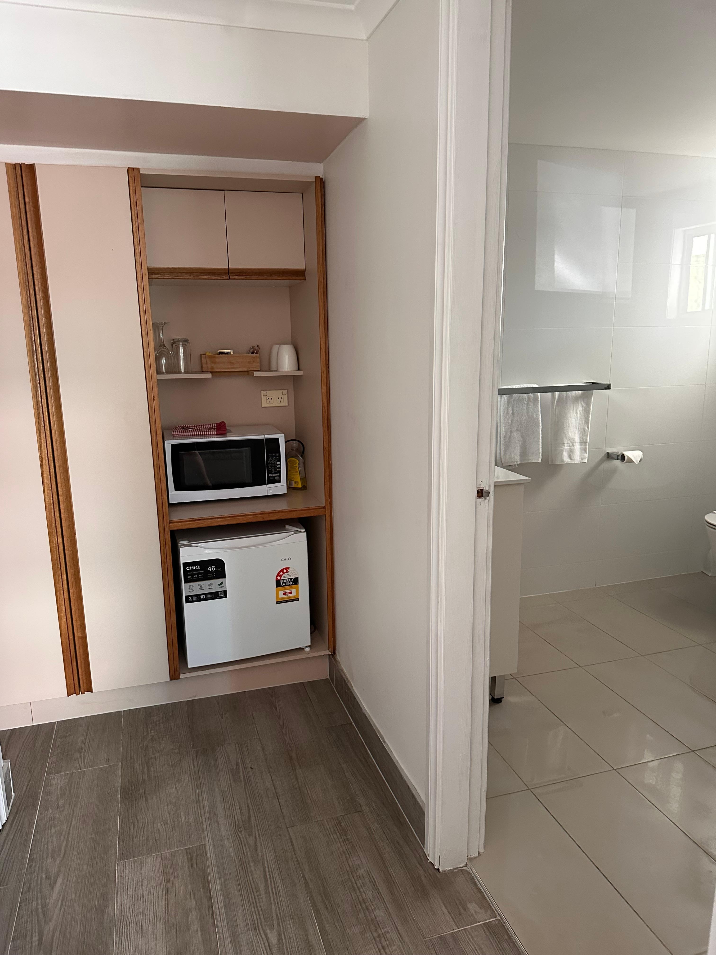 Great to see a microwave & a toaster! Don't get those in rooms too often these days.