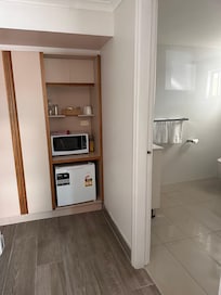 Great to see a microwave & a toaster! Don't get those in rooms too often these days.