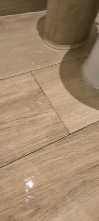 água no chão proximo ao vaso, após o consero da torneira