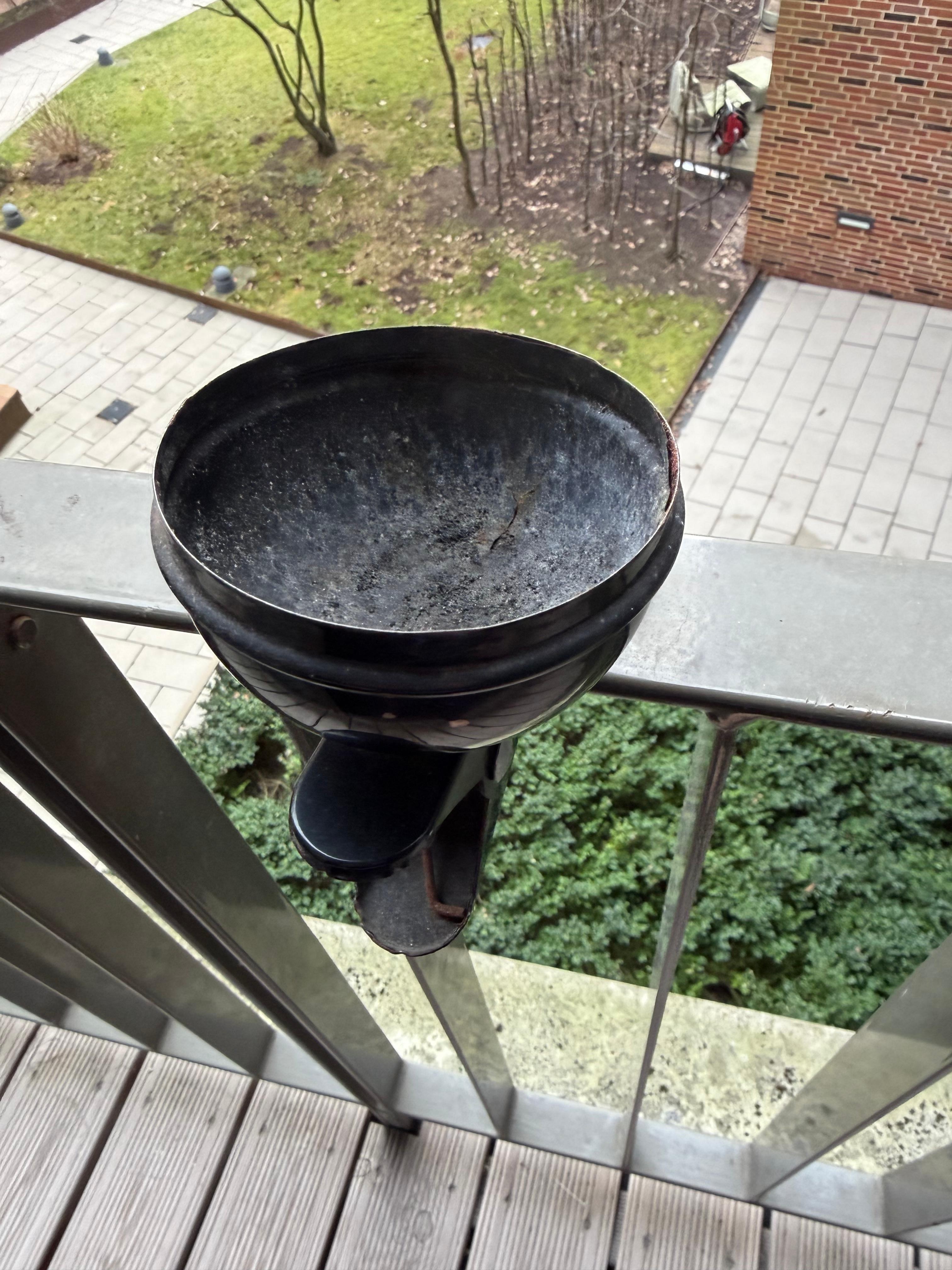 Aschenbecher auf Balkon