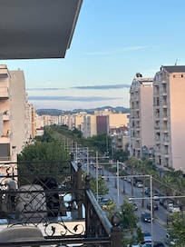Zicht op de de straat vanaf ons gezellig balkon
