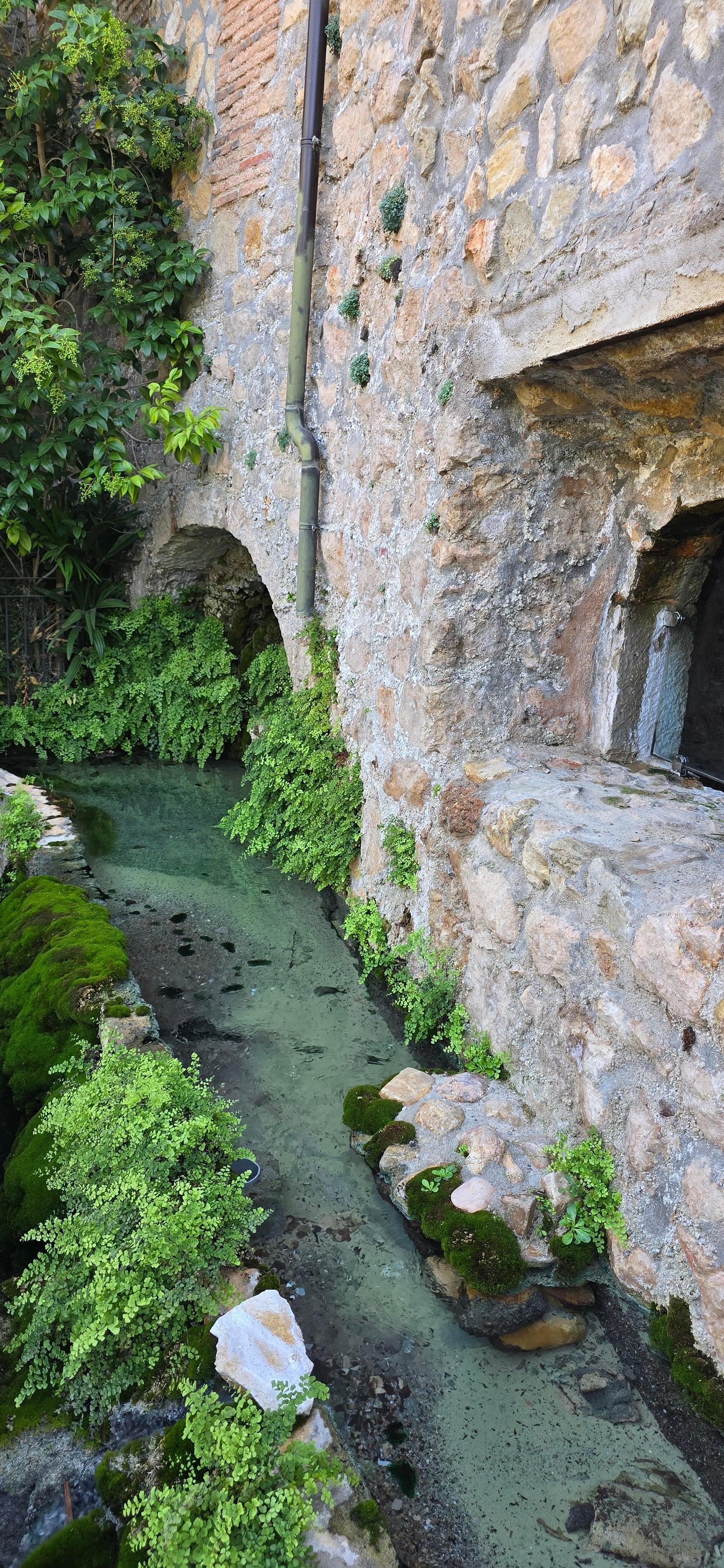 Exterior del baño del moro y de la mora