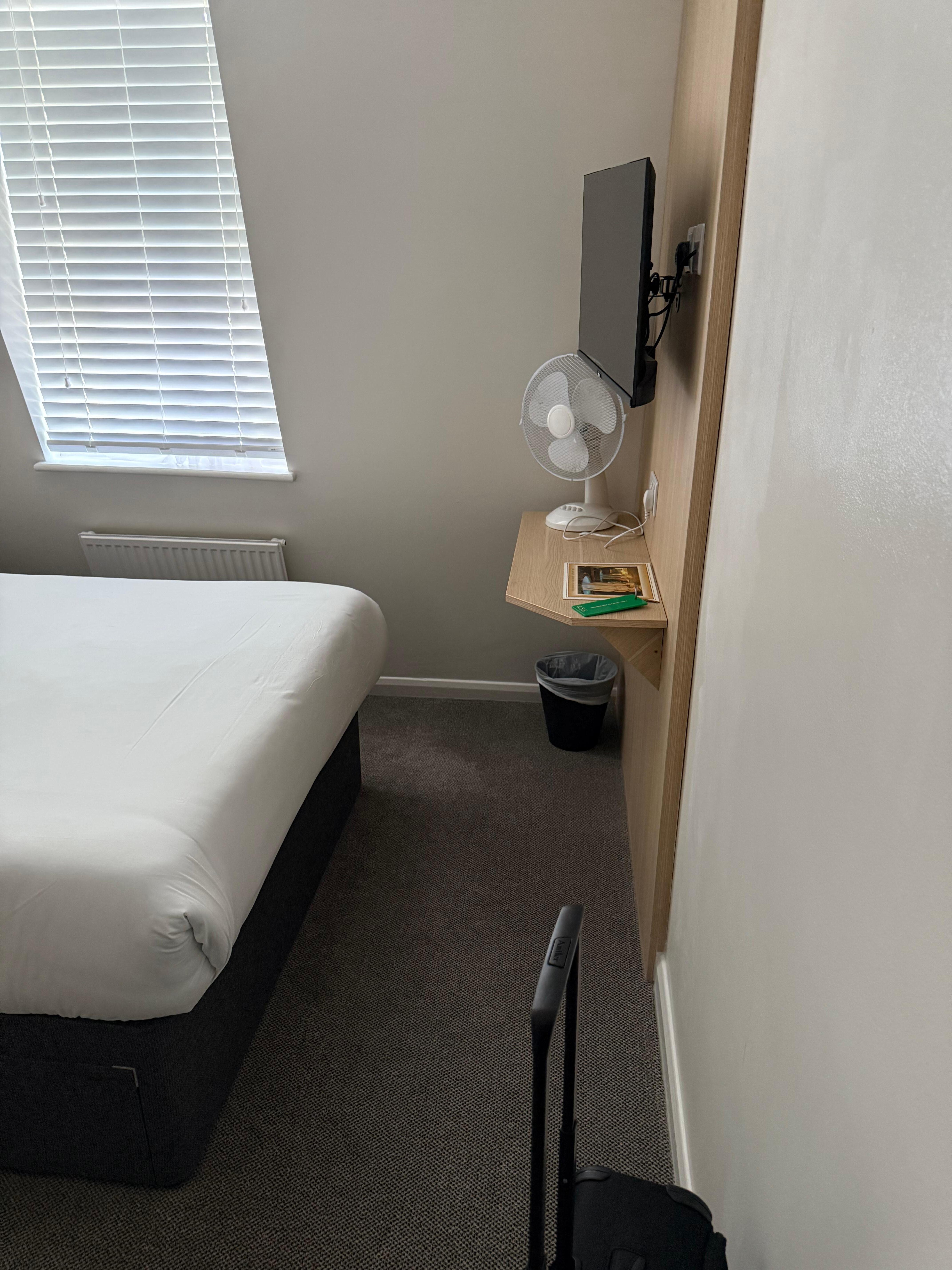 Ablage mit Ventilator und TV an der wand 