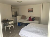 La petite cuisine et une lit supplementaire ou banque.