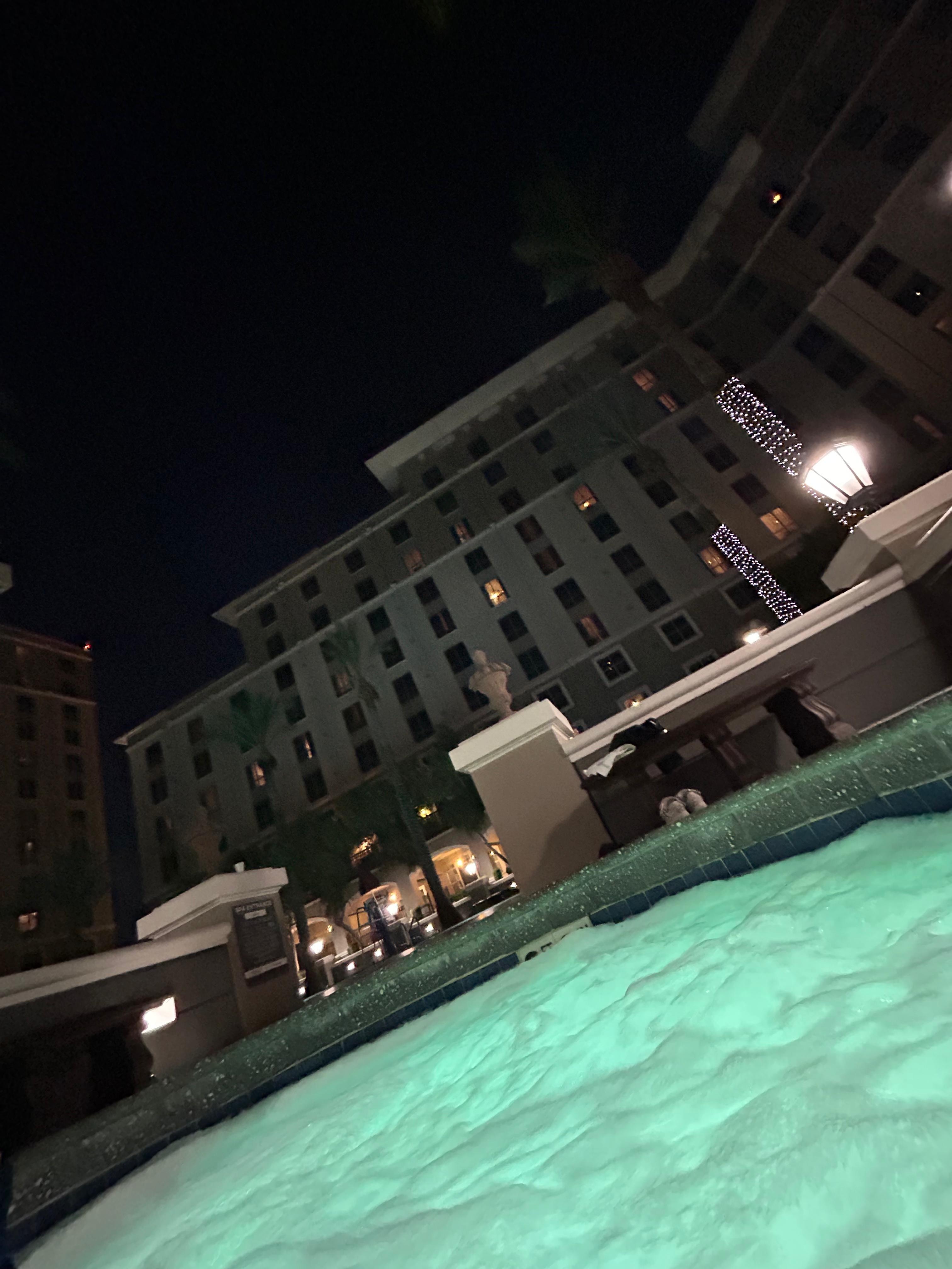 Jacuzziiiii 24/7