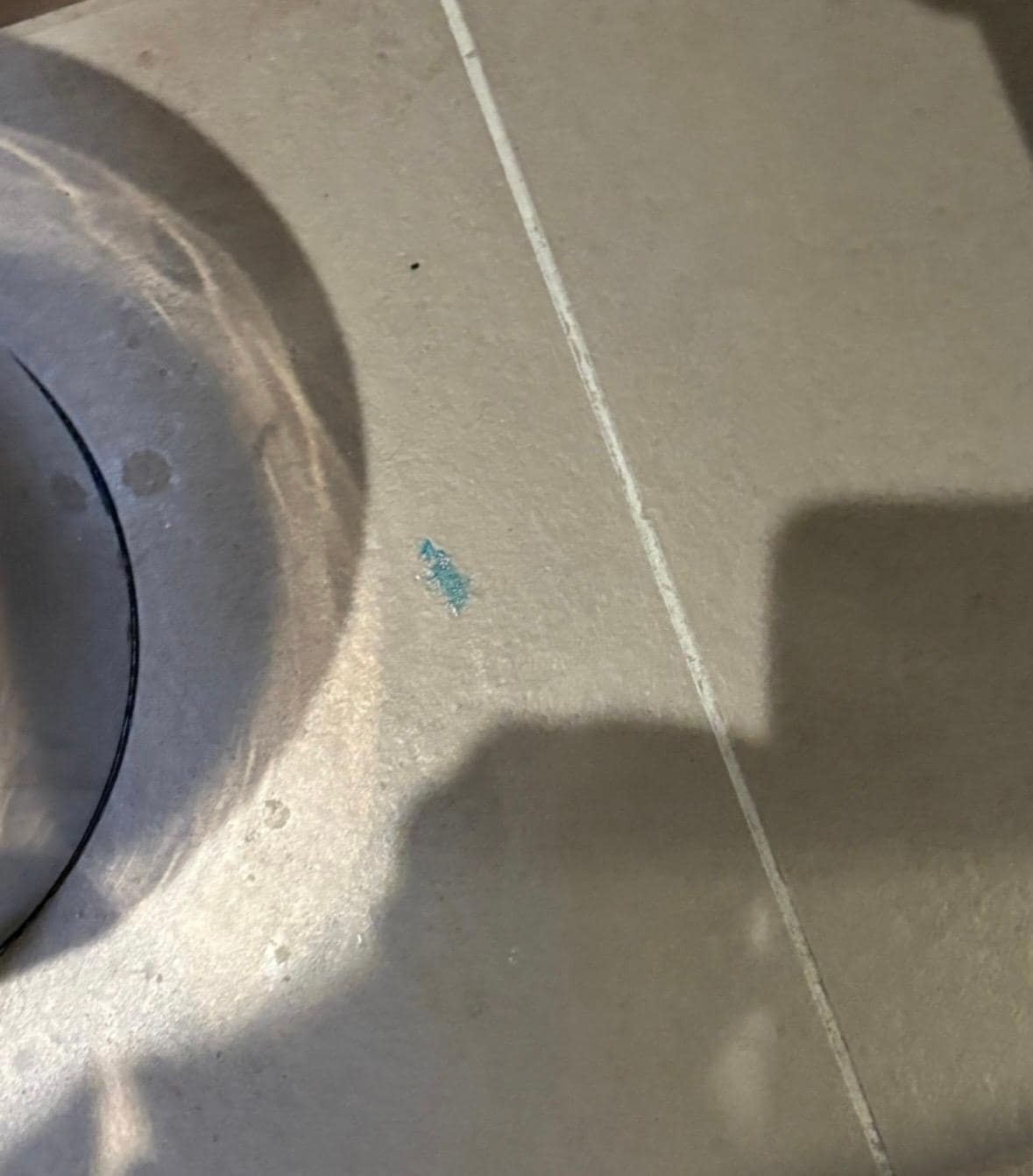 Zahnpastaflecken auf Boden