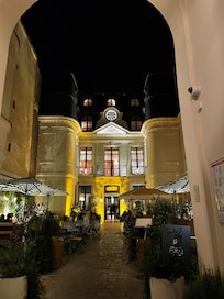 Entry to the hotel, has cafe style restaurant and indoor dining/buffet breakfast