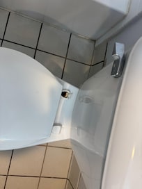 Baño sucio y roto