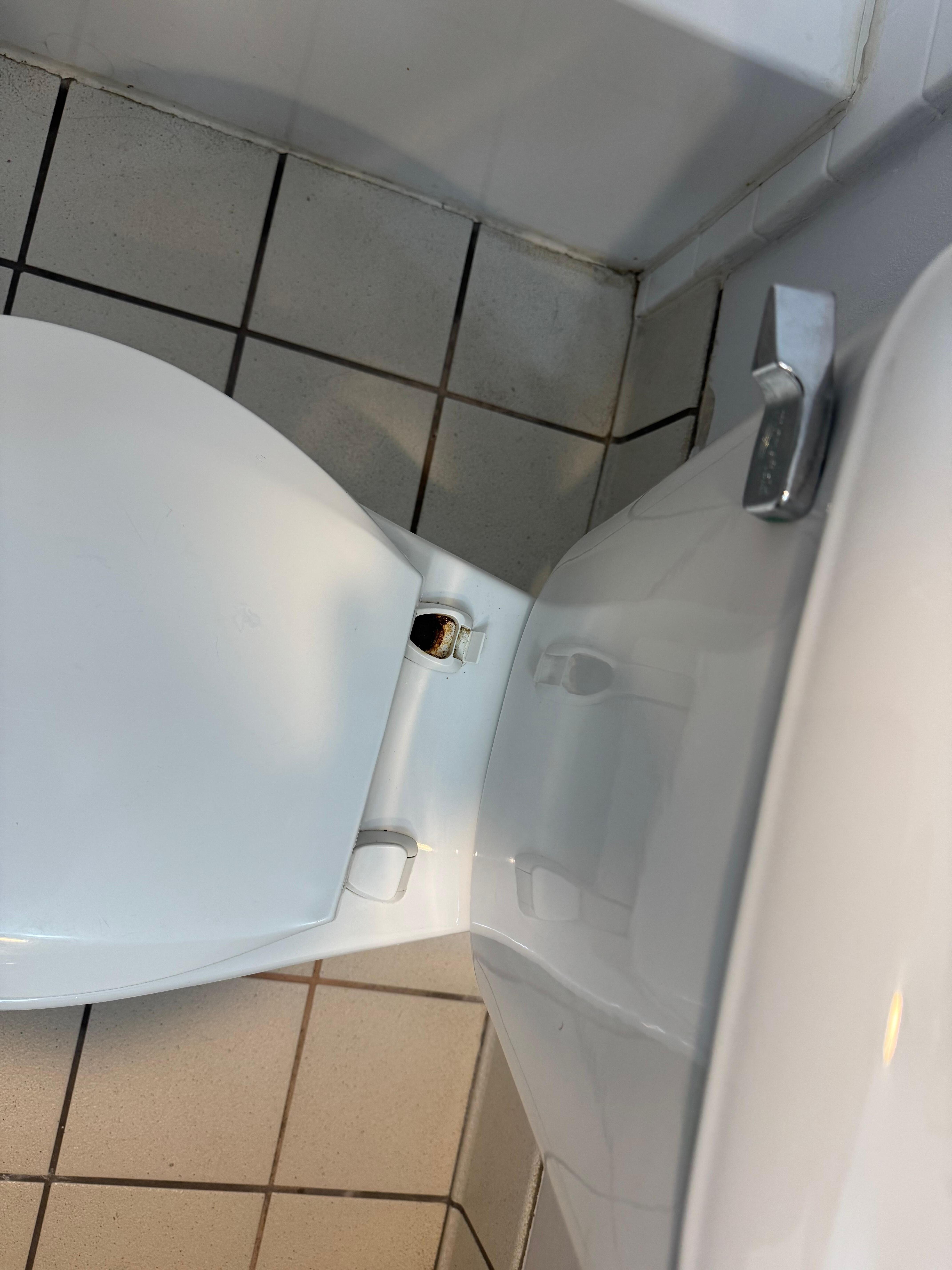 Baño sucio y roto
