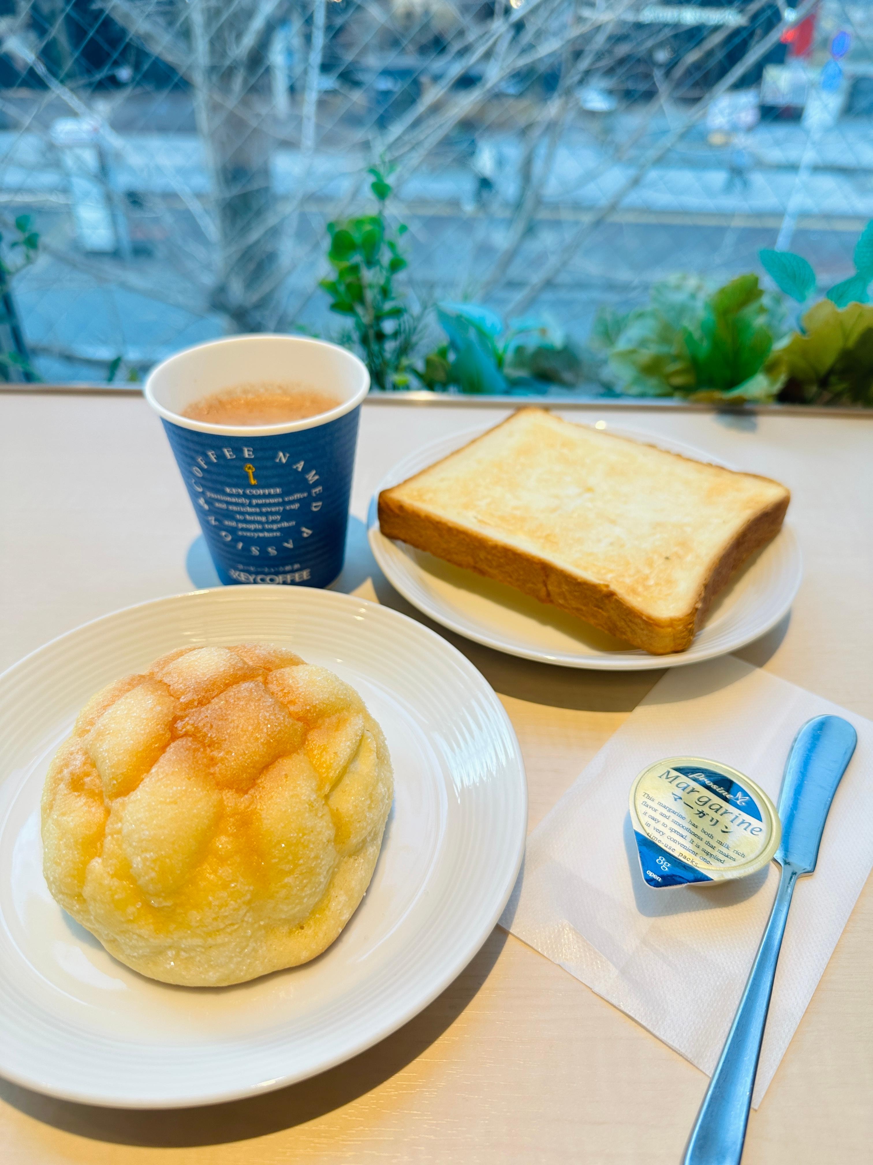 酒店提供輕便早餐，全日亦有熱飲機提供咖啡、朱古力等