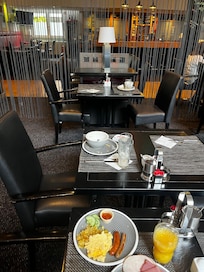 Zwei Tische direkt nebeneinander, die erst nach fast 20 Minuten gesäubert wurden