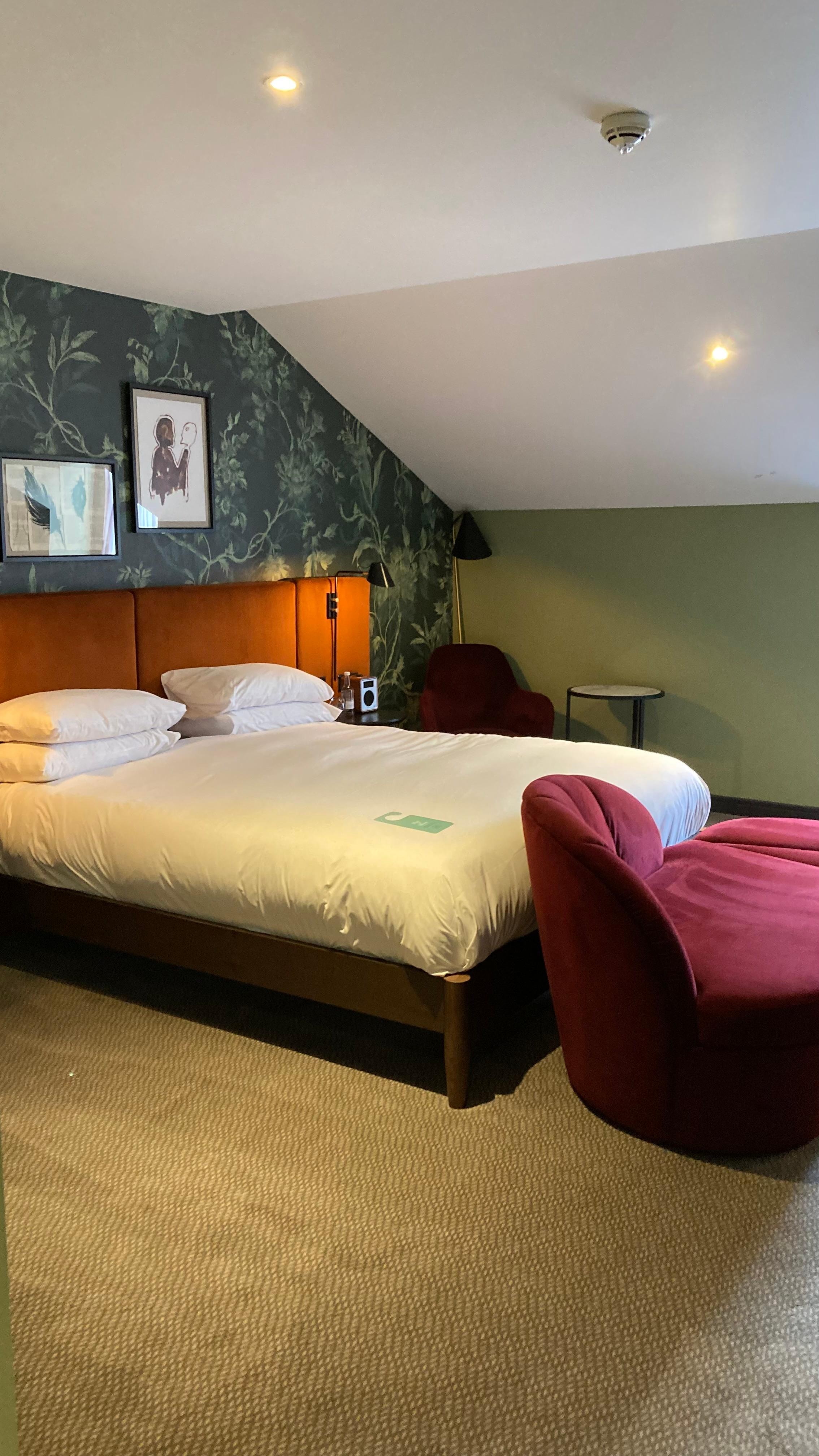 Deluxe room with queen bed