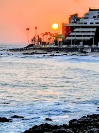 Pôr do sol magnífico.
Pedra da sereia próximo ao hotel