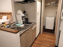 部屋の洗濯機は使わず、
フロント前にあるコインランドリー500円でドラム式洗濯機で乾燥までしました。、