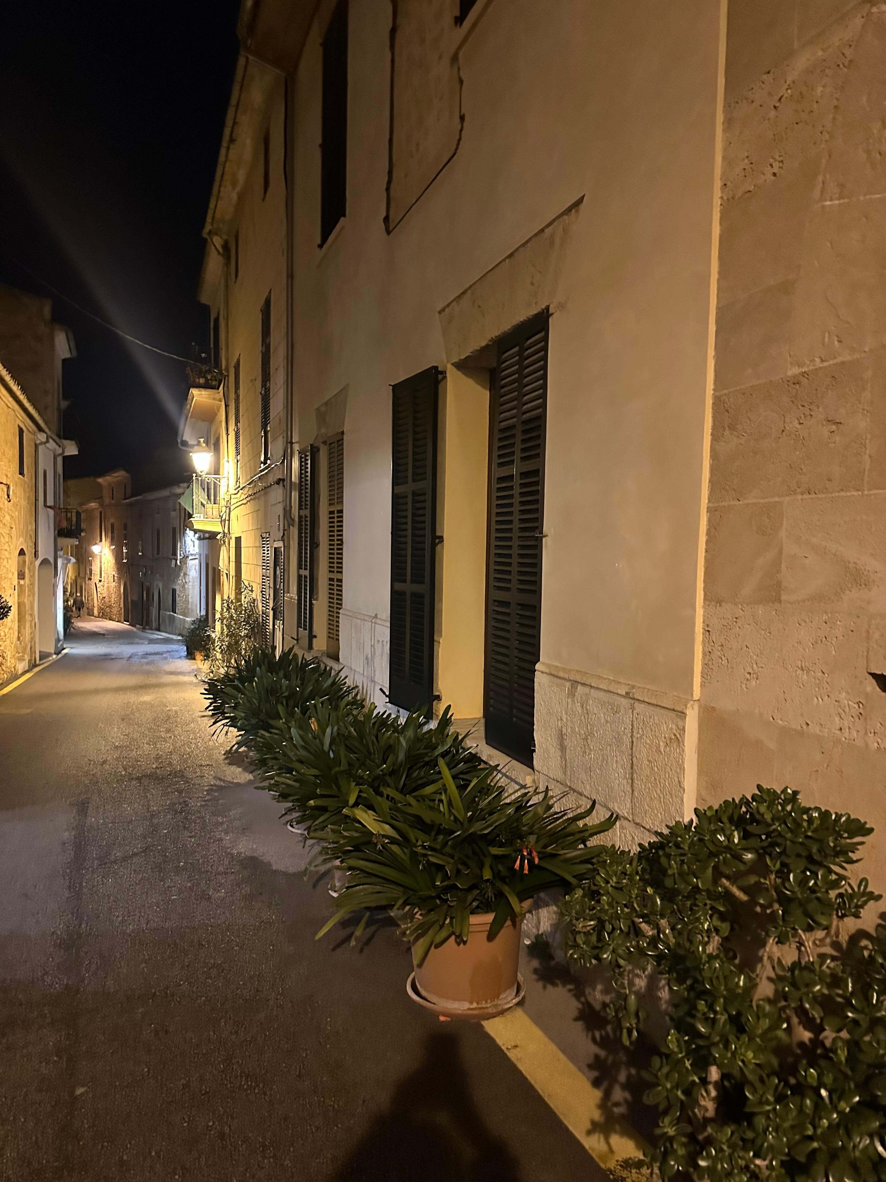 Das Hotel bei Nacht von außen 