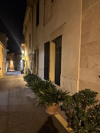 Das Hotel bei Nacht von außen