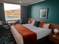 Spacious Water Edge room