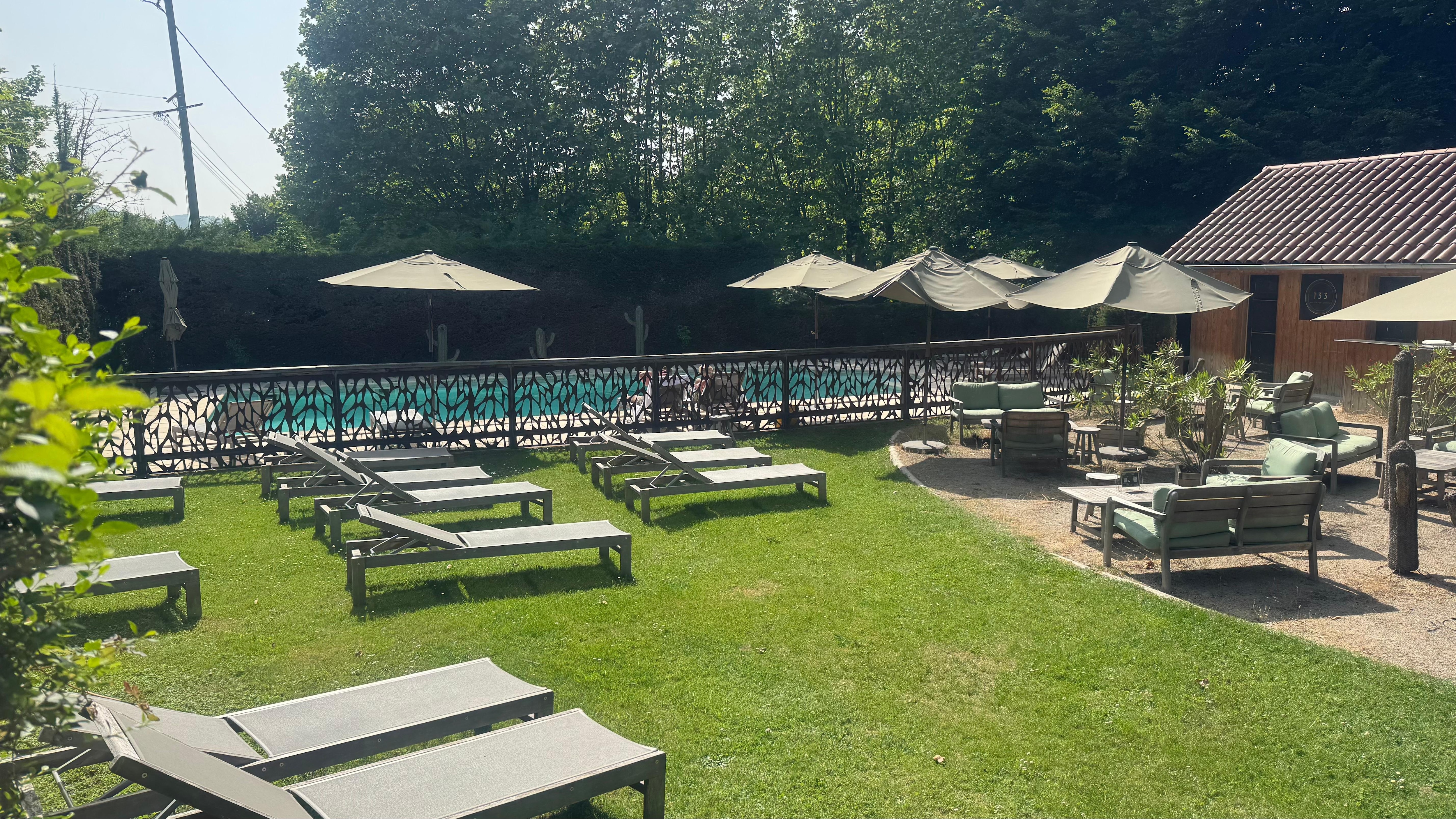 Pool und Umgebung