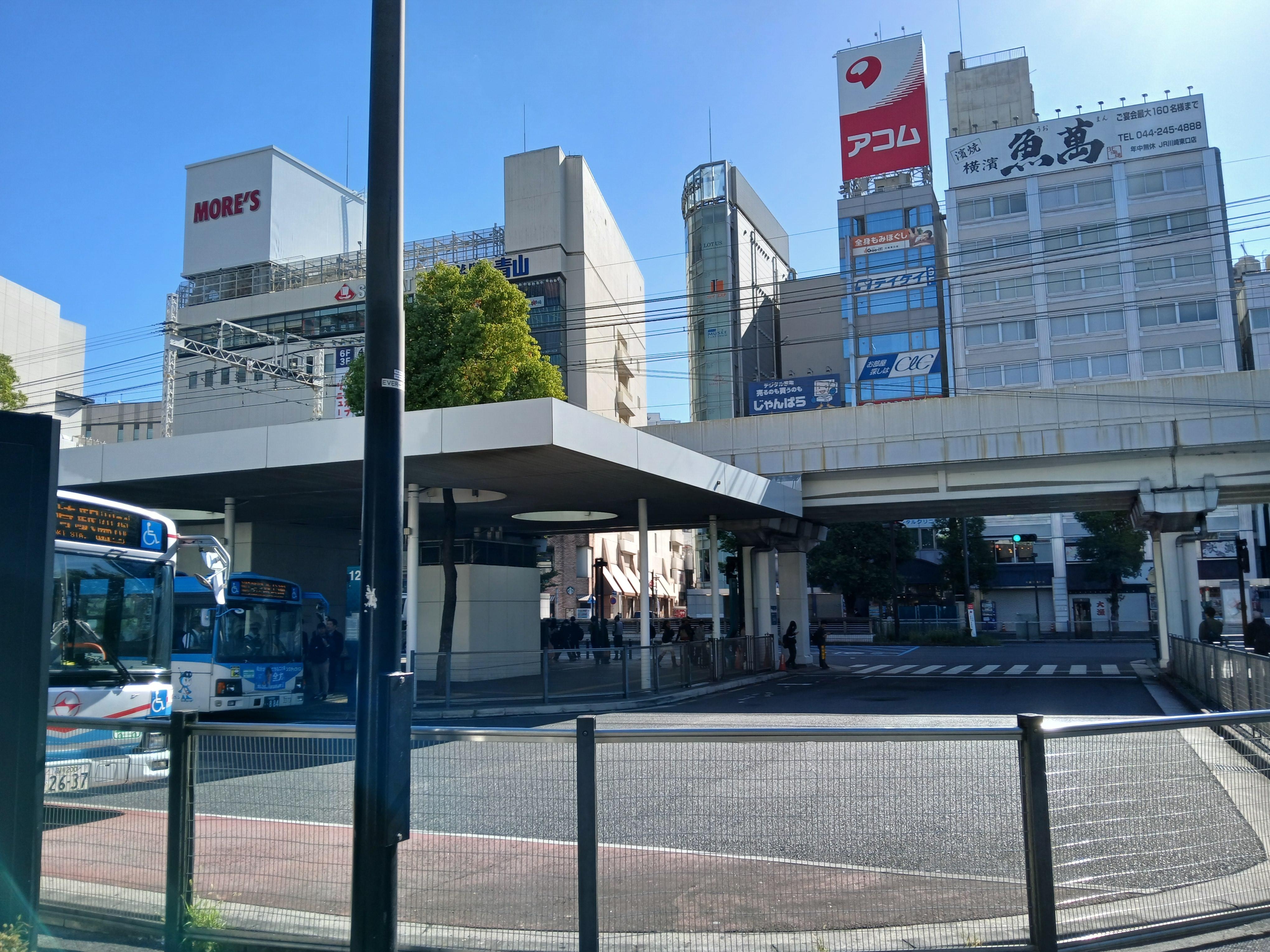 Kawasaki Station shuttle service drop-off and pick-up location during the day (front-side).