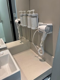 Itens como o shampoo, não são repostos, tivemos que pedir reposição, uma vez que isso deveria ser vistoriado a cada checkin