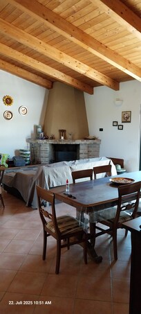 Aufenthalt mit TV & Küche und ein Kamin.