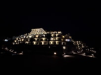 Das Hotel bei Nacht.