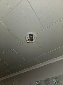 No smoke detector..it was lying on rack