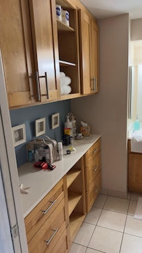 Schönes Badezimmer mit genügend Schränken. Shampoos und Conditioner