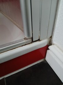Duschabtrennung mit Schimmel