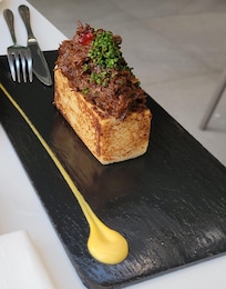Beefcheek in brioche