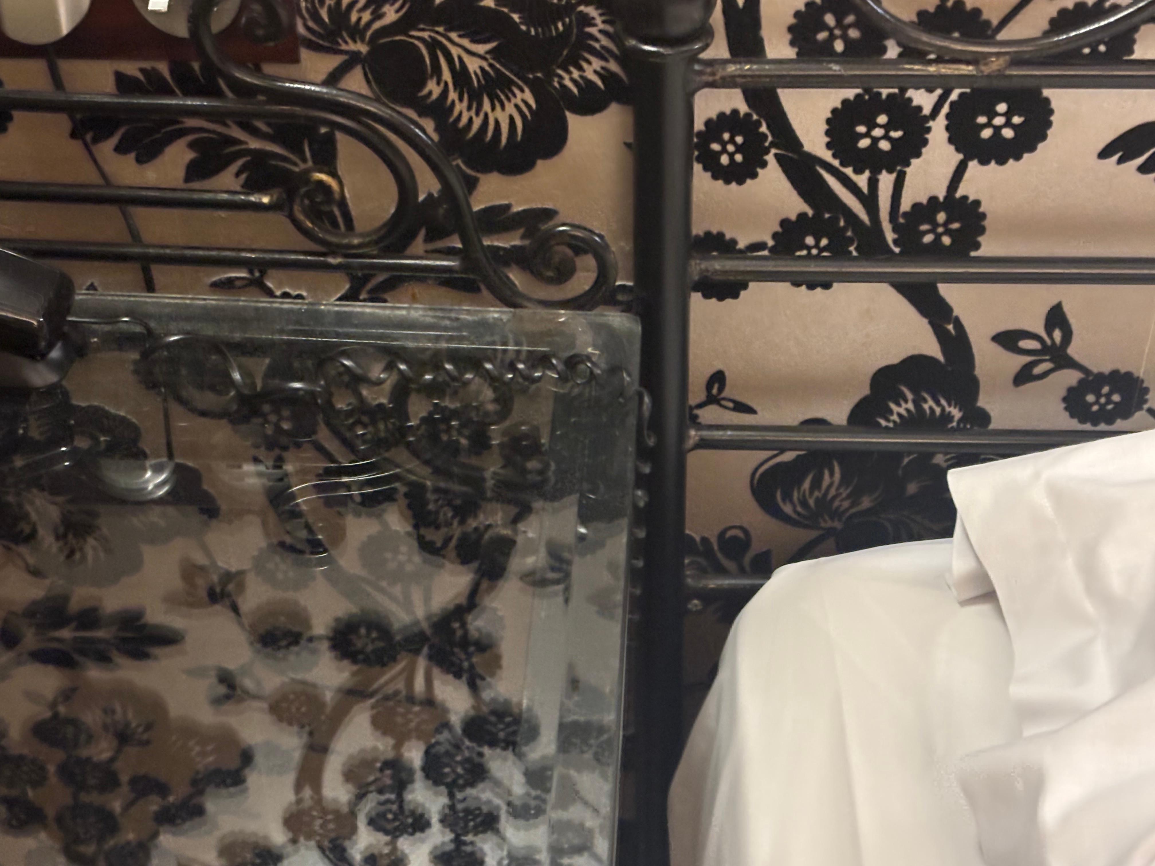 Ik was hier alleen maar met zijn 2: naast bed staat bureaustoel met glazen blad. Als je je omdraait, stoot je zo je hoofd ertegen. Kan echt niet. 