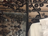 Ik was hier alleen maar met zijn 2: naast bed staat bureaustoel met glazen blad. Als je je omdraait, stoot je zo je hoofd ertegen. Kan echt niet.