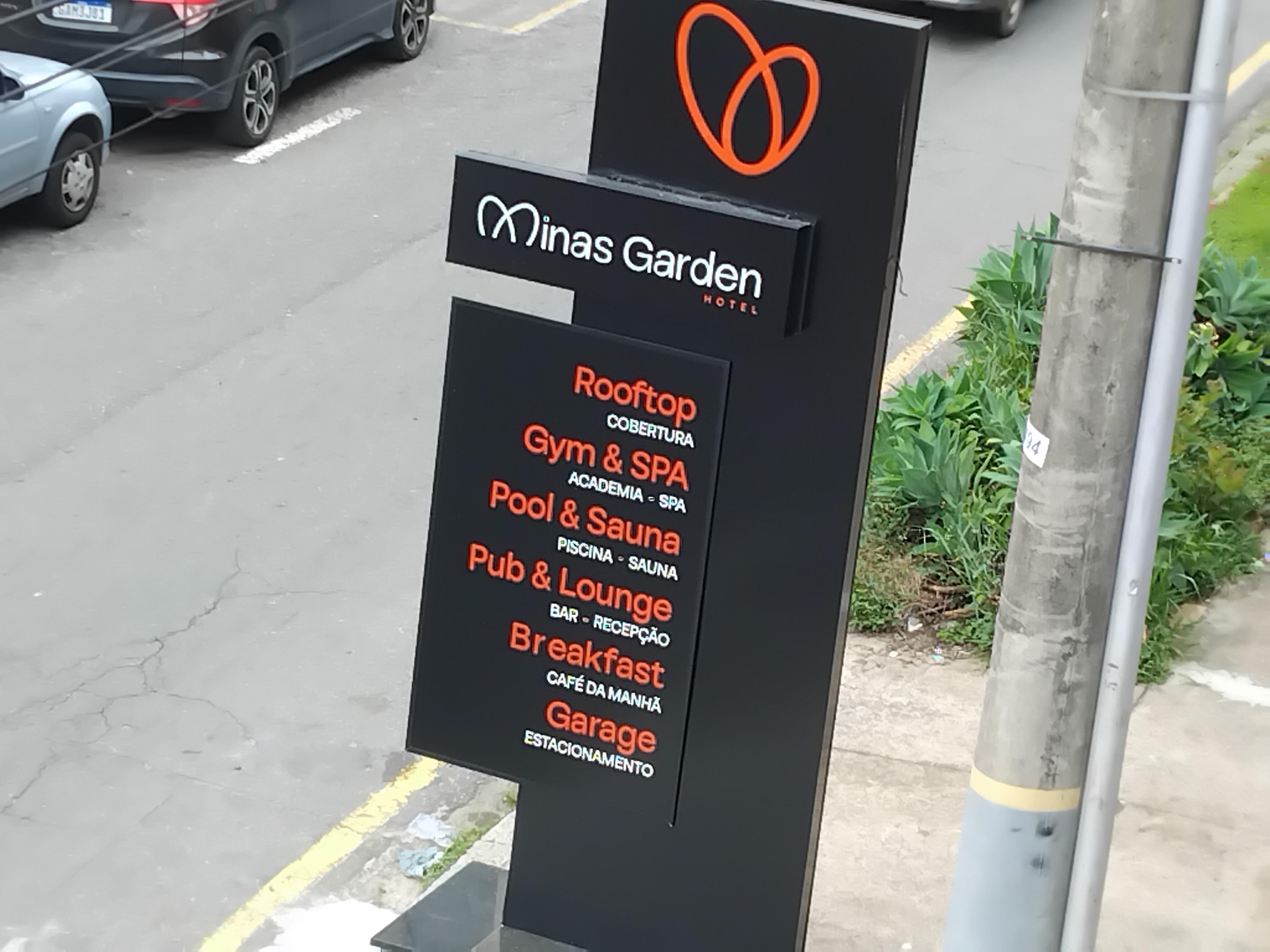 Entrada e localização ótima e bem sinalizada em uma rua no centro mais de fácil acesso tanto para chegar como sair