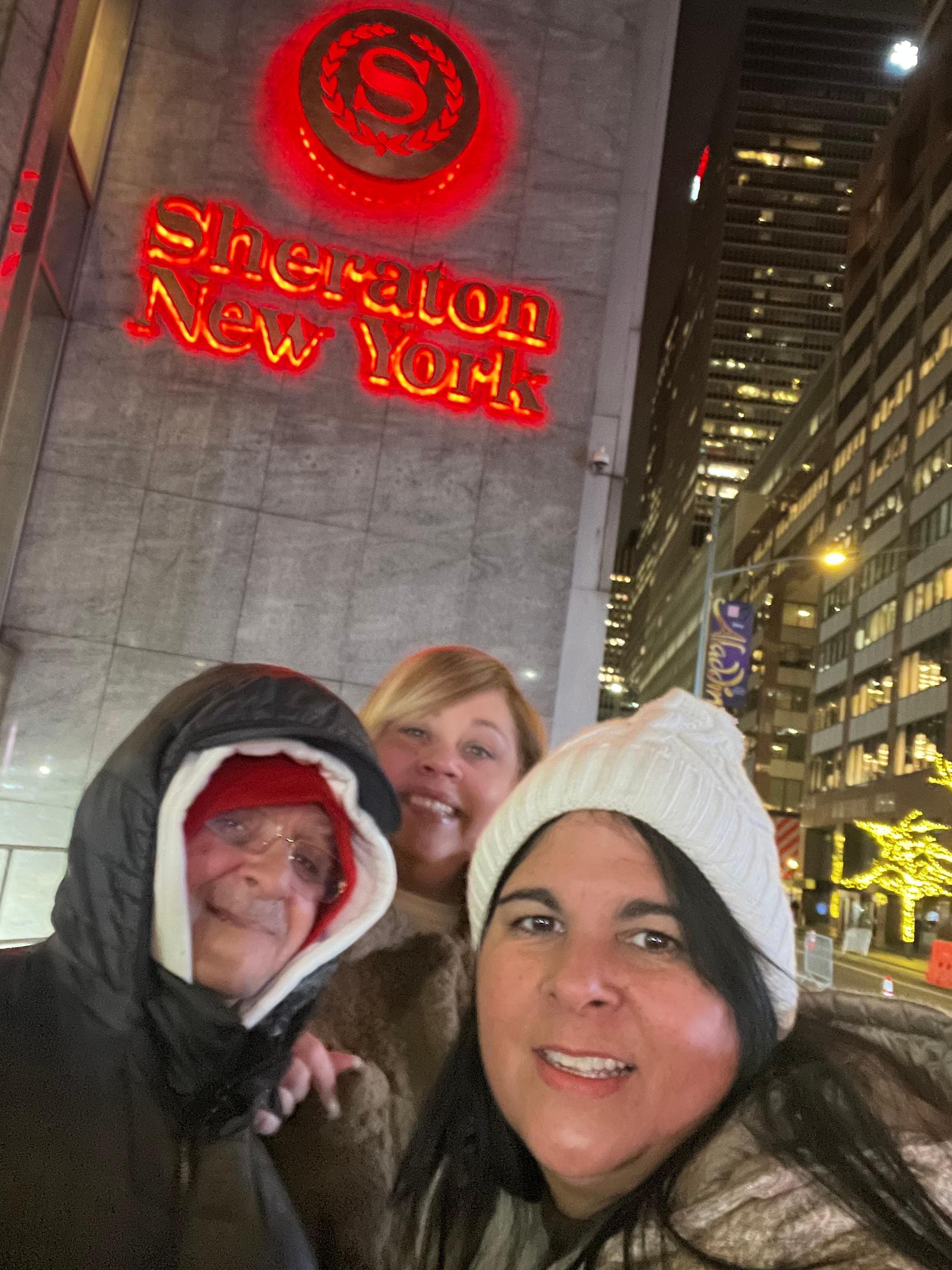 El hotel muy bonito y su ubicación excelente.