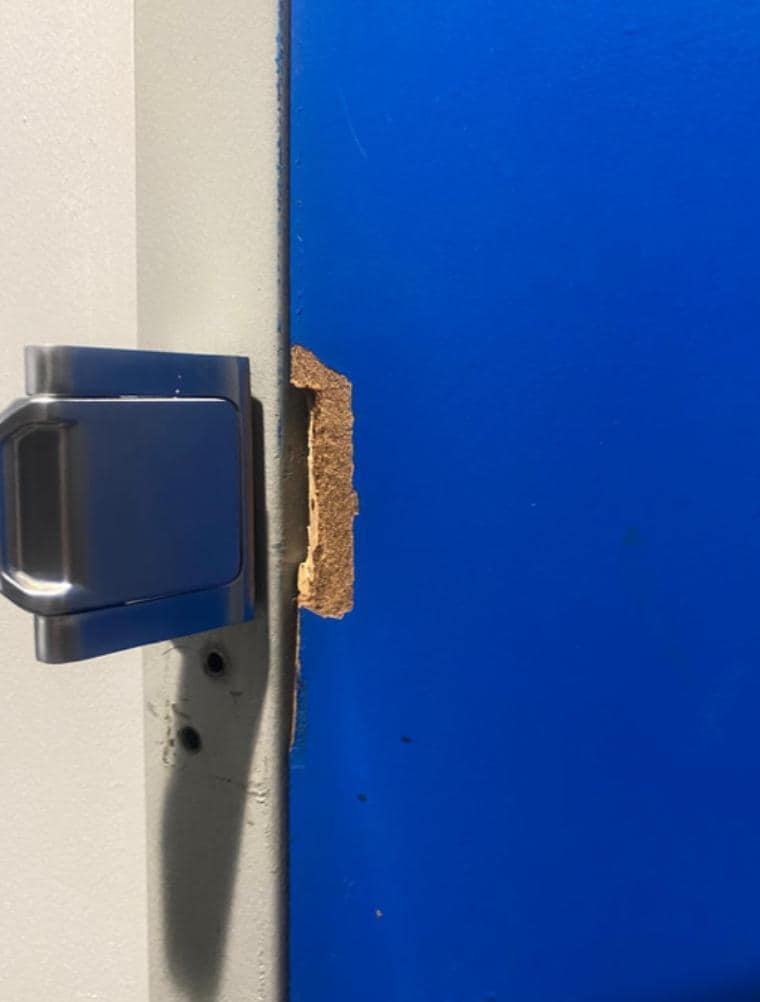 Room main door broken. Door didn’t close