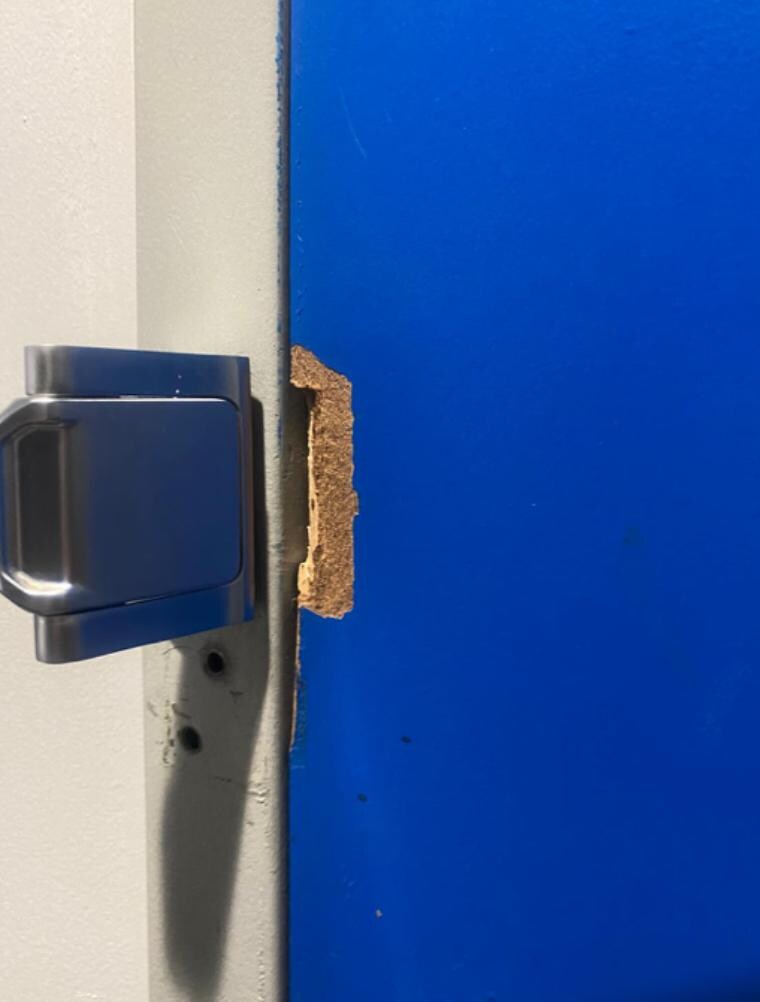 Room main door broken. Door didn’t close