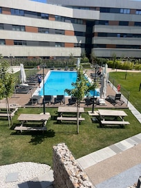 Vista general del complejo con una zona zona ajardinada con piscina