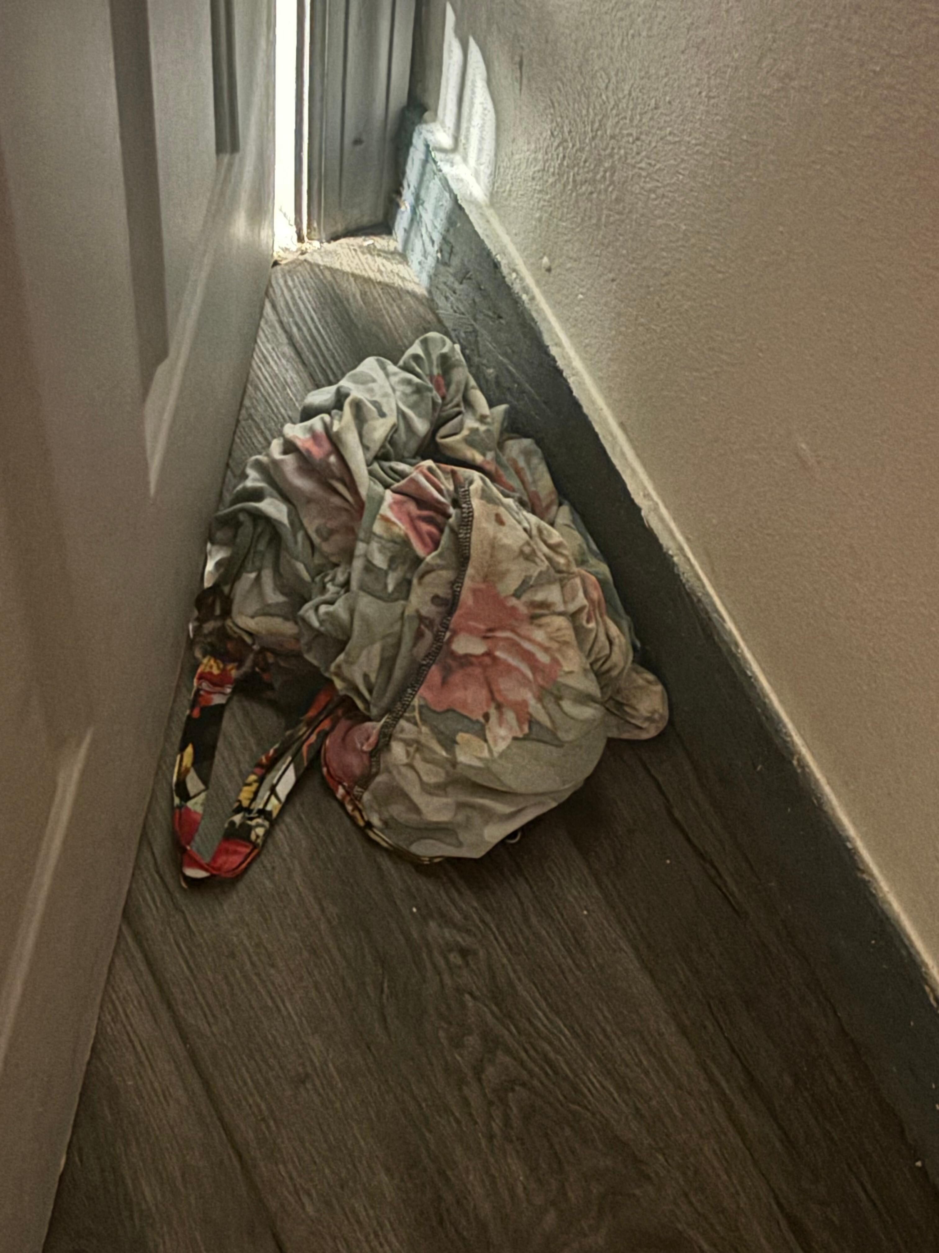 Yes, this is the clothing that was on the back of the door in the bathroom
