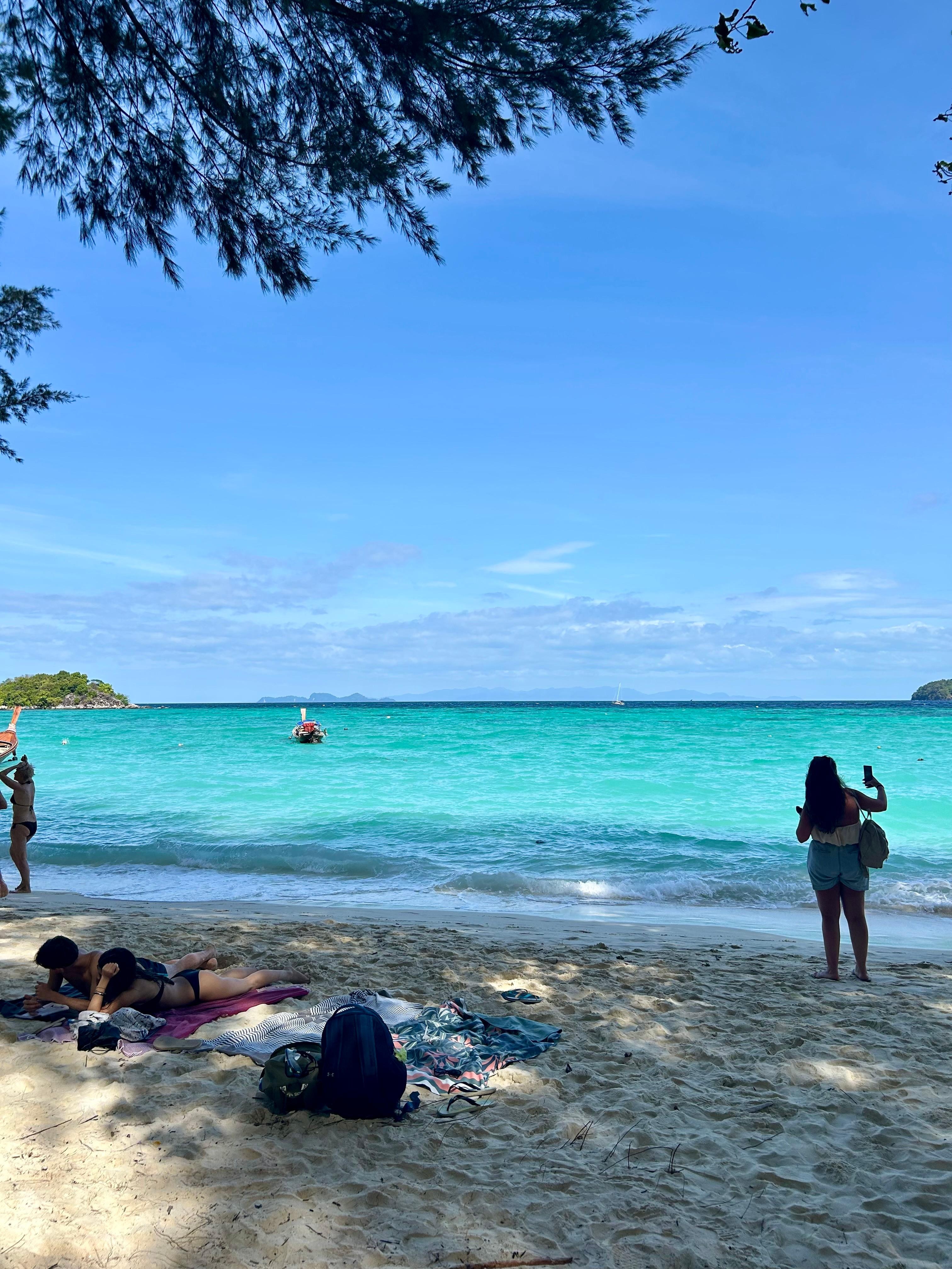 Sunrise beach 5 mins away