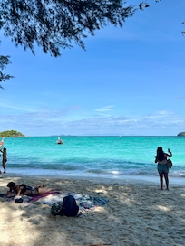 Sunrise beach 5 mins away