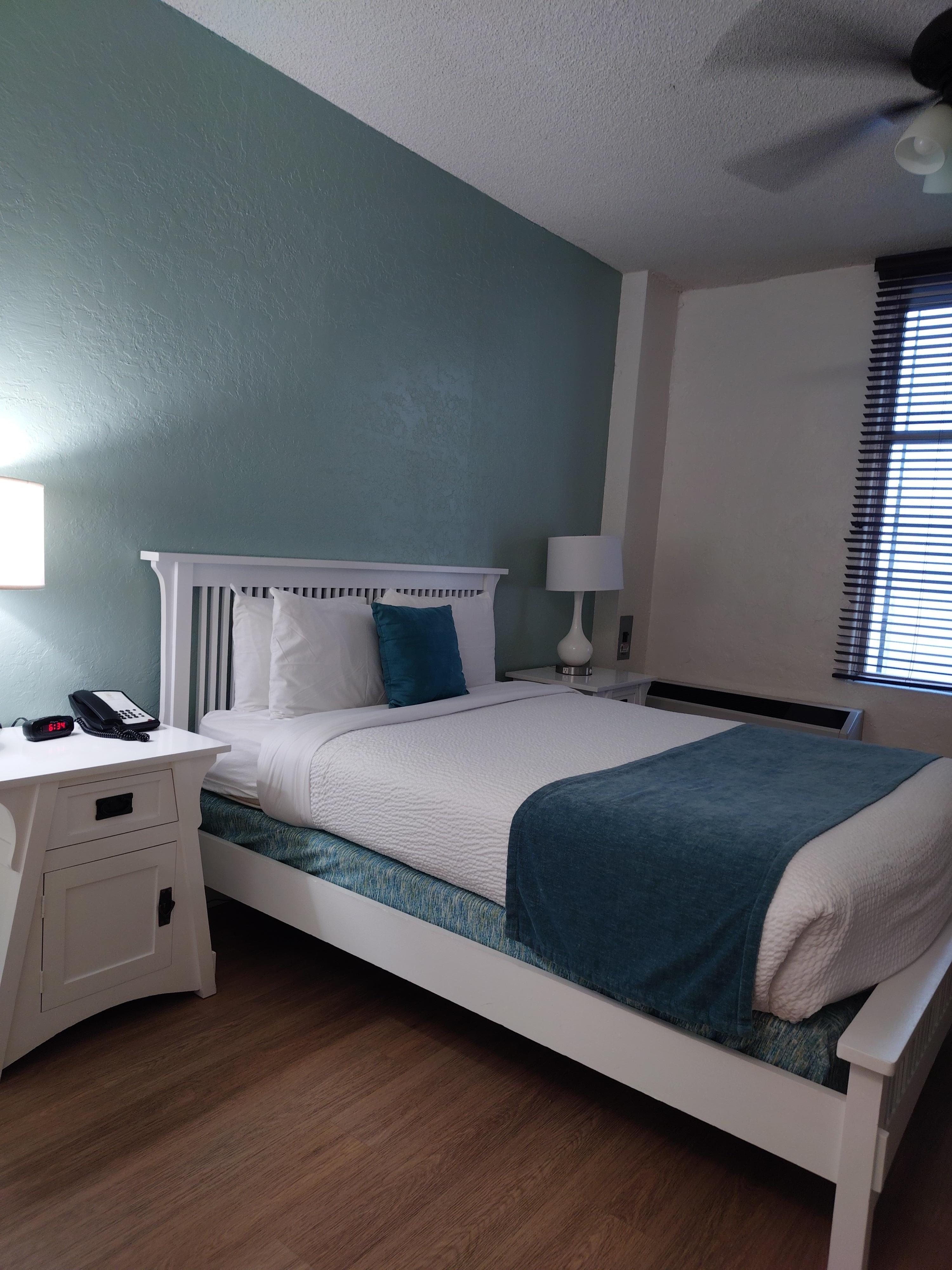 窓は大きくていいが、各部屋の窓が密集しているのでブラインドを下ろしていないと窓が開けれない。ベット最高！