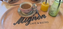 ”Hotell-Frukosten på ett café 10 min bort. Fick  vänta på en snörgås. 3 saker fick man välja plus te/bryggkaffe.