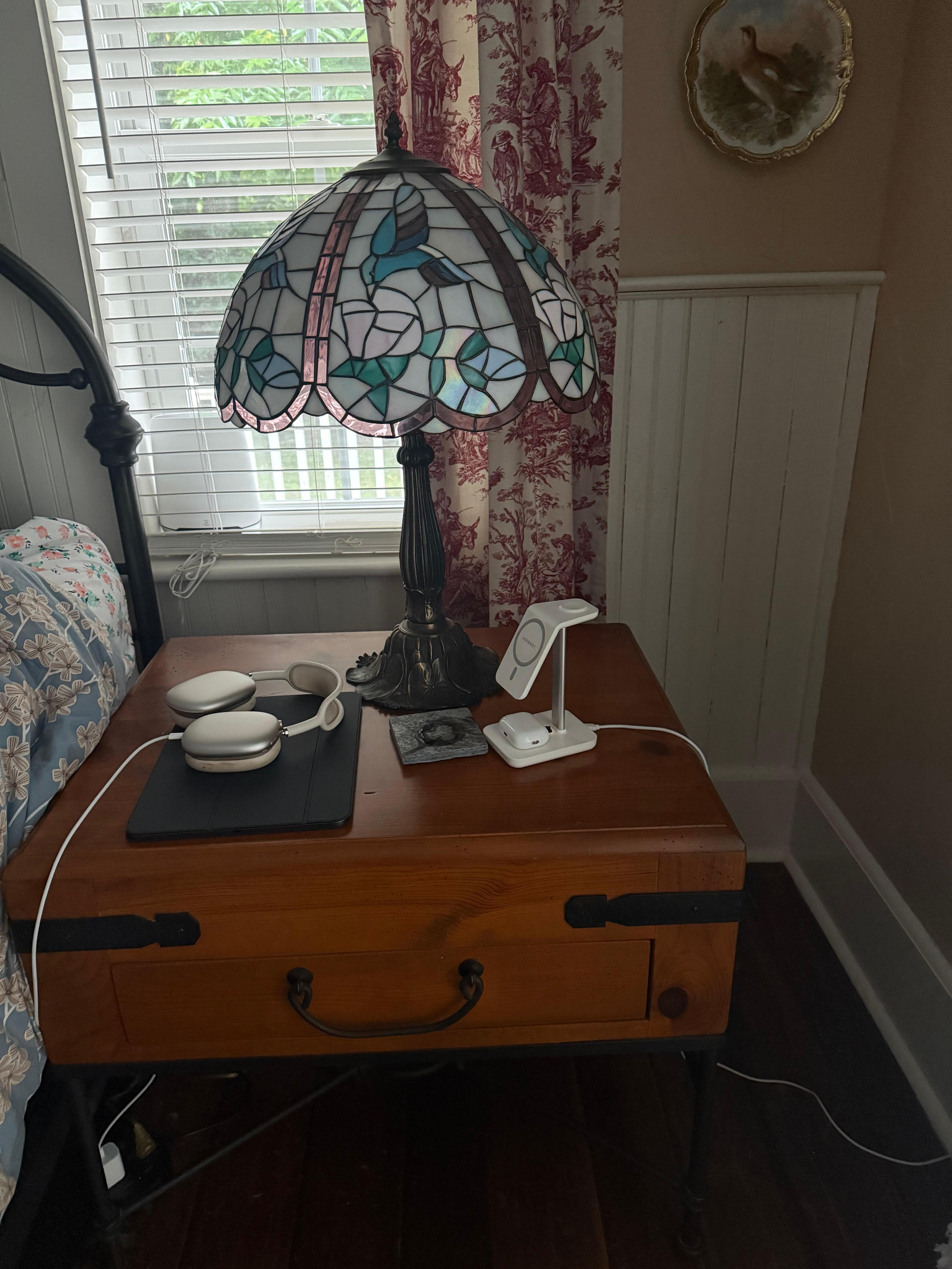 Easy to use modern tech - great WiFi, numerous outlets