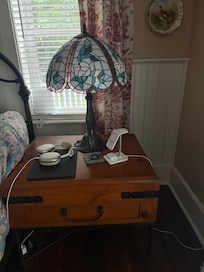 Easy to use modern tech - great WiFi, numerous outlets