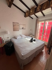 Eines der Schlafzimmer mit Klimaanlage