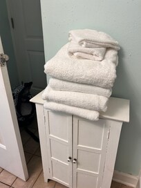 Lots of towels and storage in the bathroom